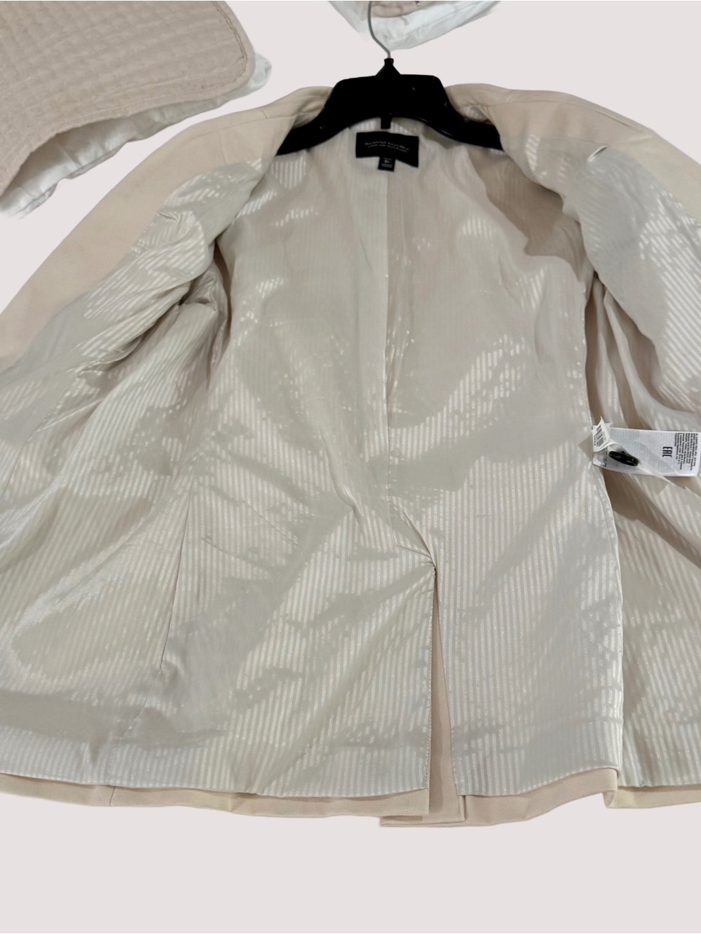 Banana Republic Petite Blazer Long & Lean in Cream/Soft Beige — Size 8P (EUC) - Picture 4 of 6